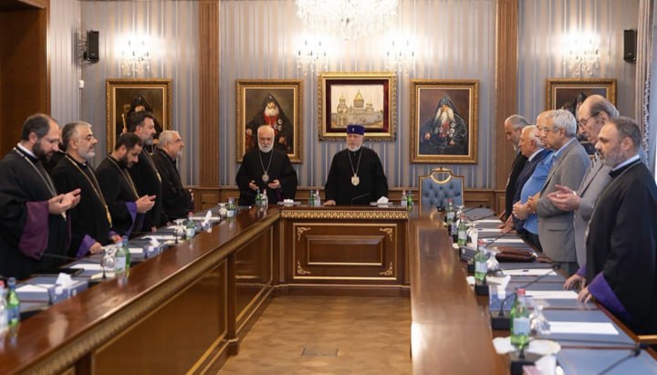 Верховна духовна рада Вірменської апостольської церкви заявила про порушення конституційних норм