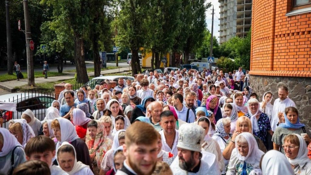 Понад 500 прочан УПЦ йдуть хресною ходою з Хмельниччини на Тернопільщину