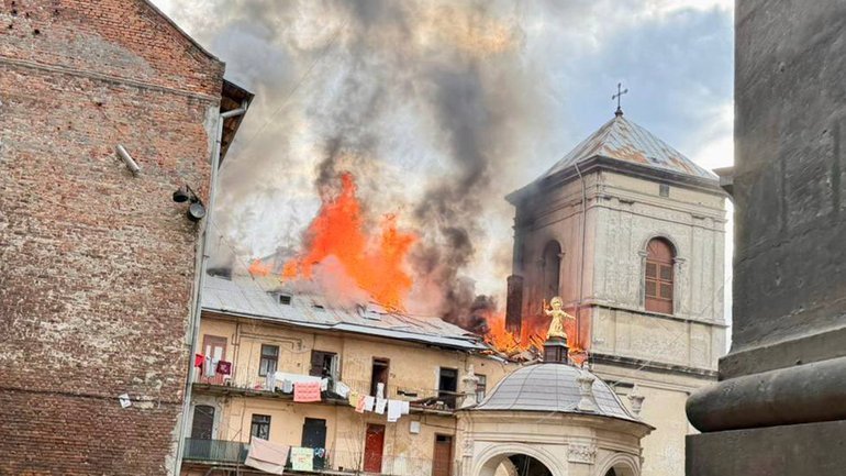 Французькі майстри відновлять зруйнований шахедом будинок Бернардинського комплексу у Львові