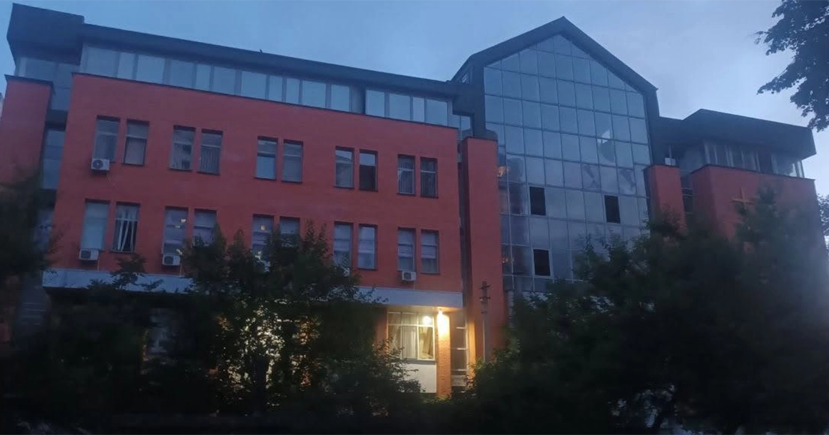 Російська атака пошкодила Київську богословську семінарію: у столиці є поранені