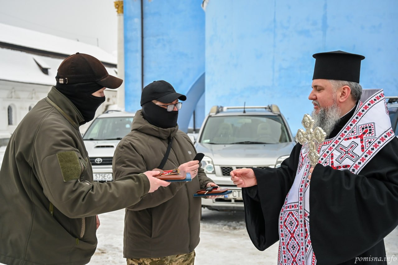 Митрополит Епіфаній благословив і передав авто для українських військових