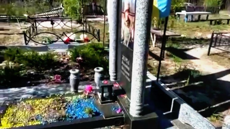На Київщині повідомили про підозру жінці за наругу над могилою військового