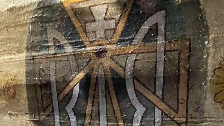 На Прикарпатті у дерев'яному храмі знайшли приховані чотири великі зображення тризубів