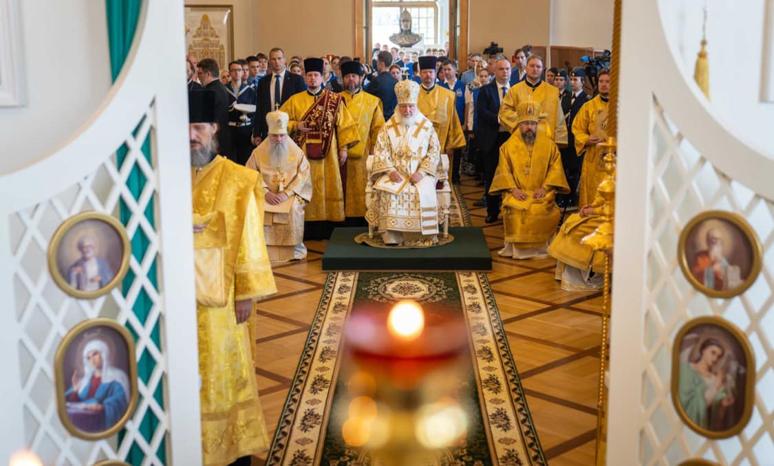 Патріарх Кирило молиться за Путіна в день його іменин