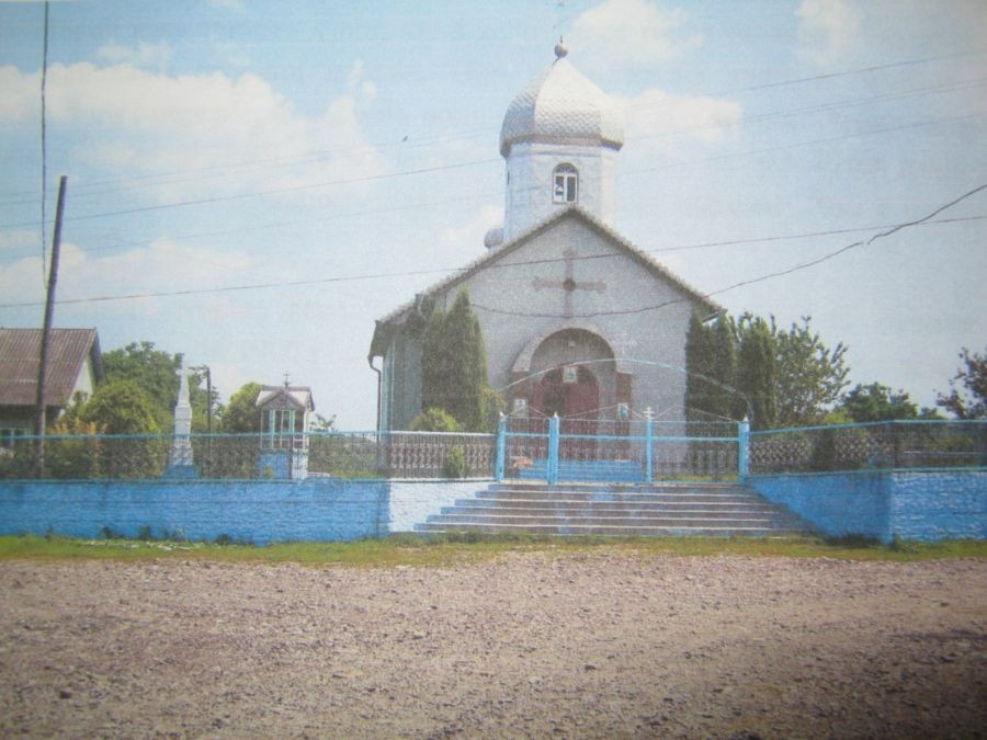 Священник церкви у селі Ржавинці Юрковецької громади на Буковині передав храм у приватну власність Української православної церкви.
