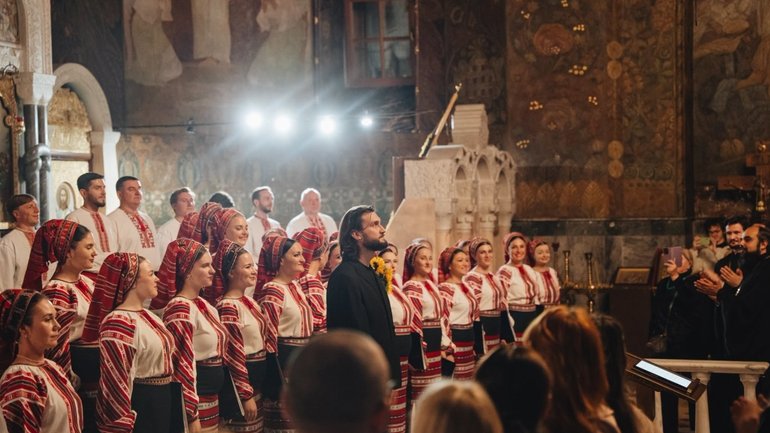 У Києво-Печерській лаврі хор імені Верьовки виконав Літургію композитора Кирила Стеценка