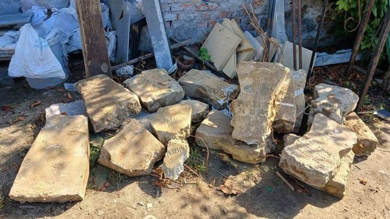 Під асфальтом у Львові виявили уламки хрестів із могил січових стрільців