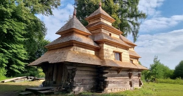 Відреставровано фасад унікального дерев'яного храму Богоявлення Господнього на Львівщині