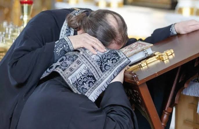 У Росії суд заарештував підприємця, на якого священник РПЦ написав донос через антивоєнну сповідь