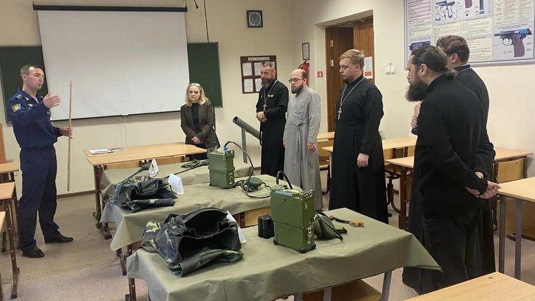 У Єкатеринбурзі священиків РПЦ навчили поводитися з автоматом Калашнікова