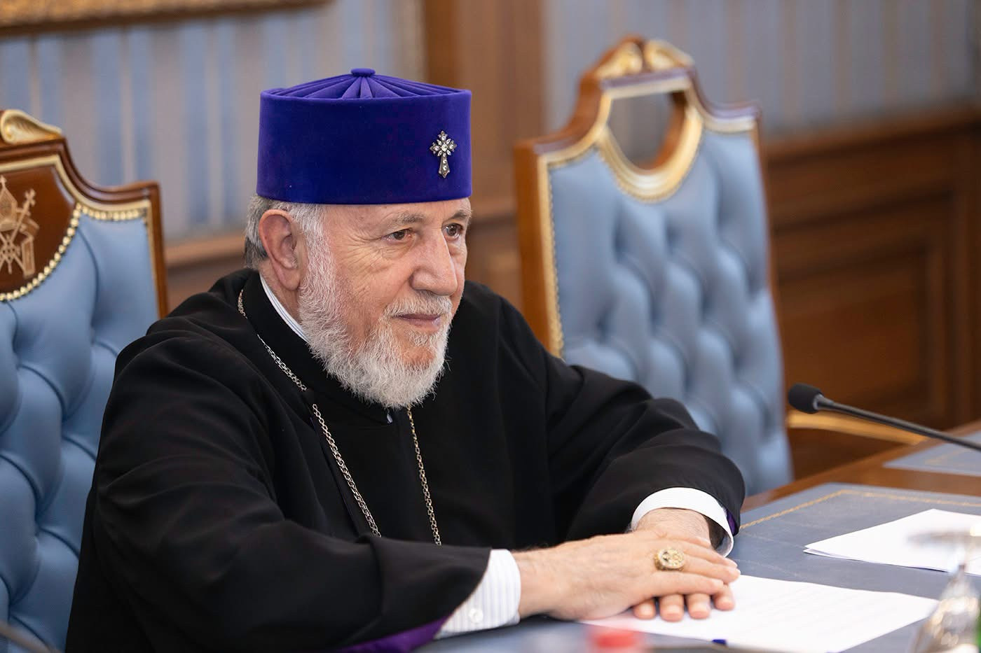 Вірменія: Главу Вірменської Апостольської Церкви судять через суперечку з урядом