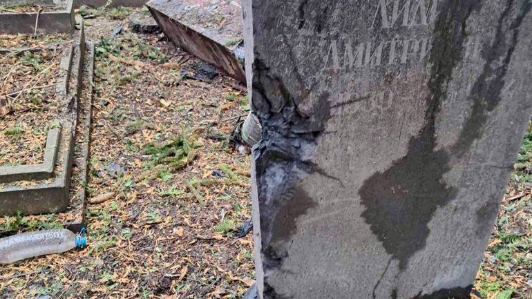 У Рівному росіяни влучили по кладовищу