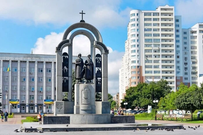 Скандал у Вишгороді: відомий скульптор заявив про спотворення монумента у центрі міста